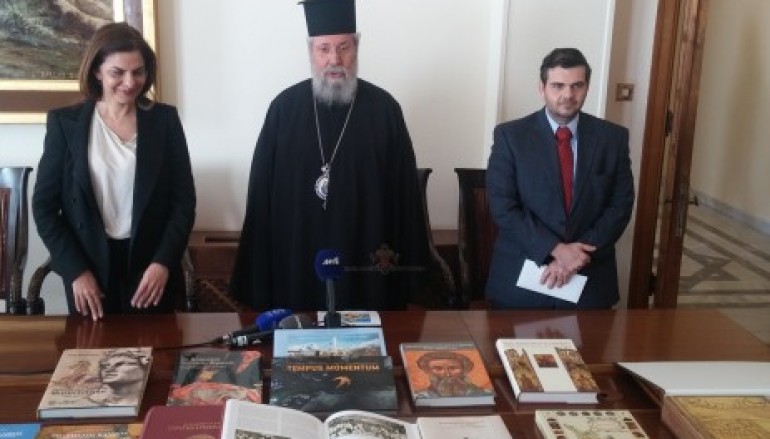Ο Αρχιεπίσκοπος Κύπρου παρέλαβε βιβλία από δωρεά της Τράπεζας Κύπρου (ΦΩΤΟ)