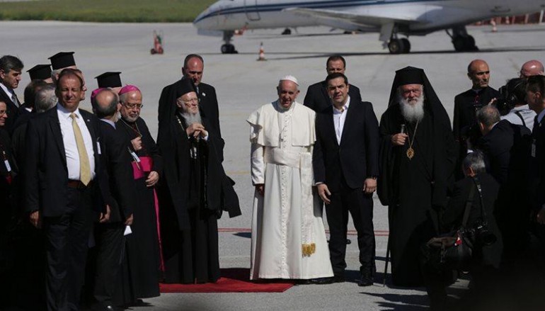 Ο Πάπας στη Λέσβο: «Οι πρόσφυγες δεν είναι αριθμοί»