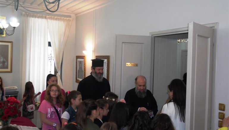 Τα κάλαντα του Λαζάρου έψαλαν στον Μητροπολίτη Θεσσαλιώτιδος (ΦΩΤΟ)