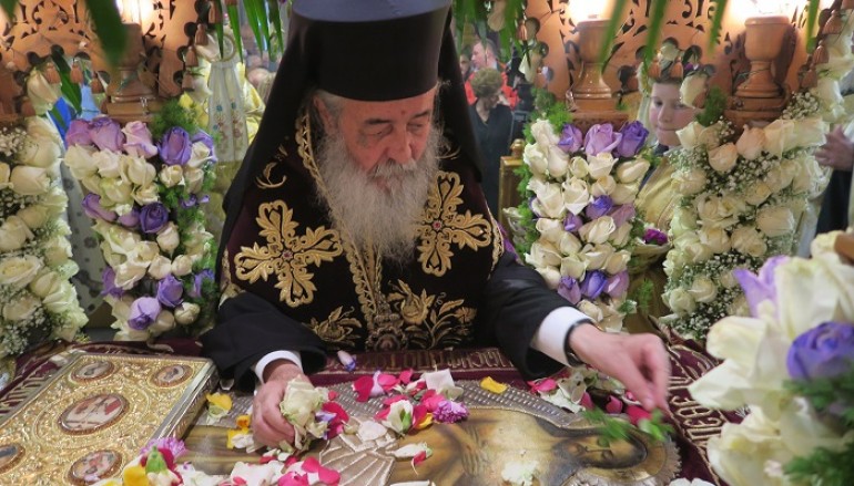 Ακολουθία των Αχράντων Παθών και Εσπερινός Αποκαθηλώσεως στη Λαμία (ΦΩΤΟ)