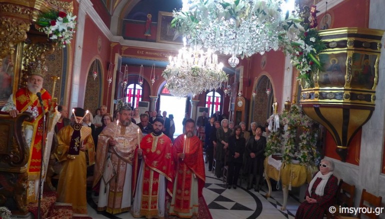 Αρχιερατική Θεία Λειτουργία στον Ι. Ν. Αγίου Γεωργίου Ερμούπολης (ΦΩΤΟ)