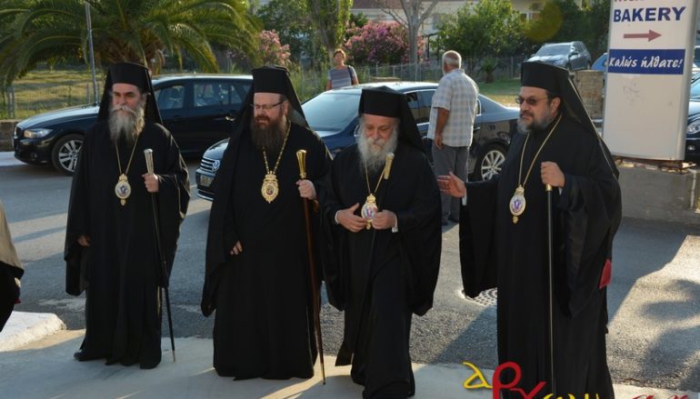 Πολυαρχιερατικός εσπερινός στη Φοινικούντα για την Παναγία Τριχερούσα (ΦΩΤΟ)