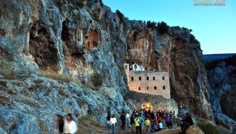 Στις φλόγες τυλίχθηκε ο ναός του Αγ. Δημητρίου της Ι. Μονής Αυγού (ΦΩΤΟ)