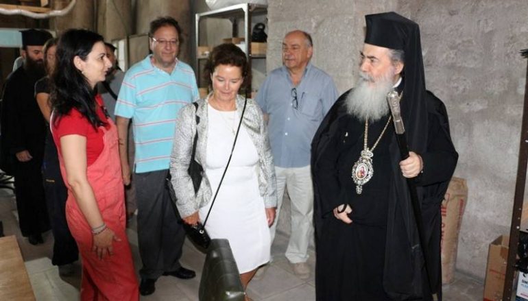 Ο Πατριάρχης Ιεροσολύμων επιθεωρεί το έργο αποκατάστασης του Ιερού Κουβουκλίου