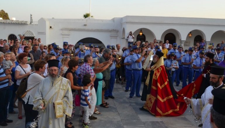 Προσκυνητές από το εξωτερικό και όλη την Ελλάδα καταφθάνουν στην Τήνο (ΦΩΤΟ)