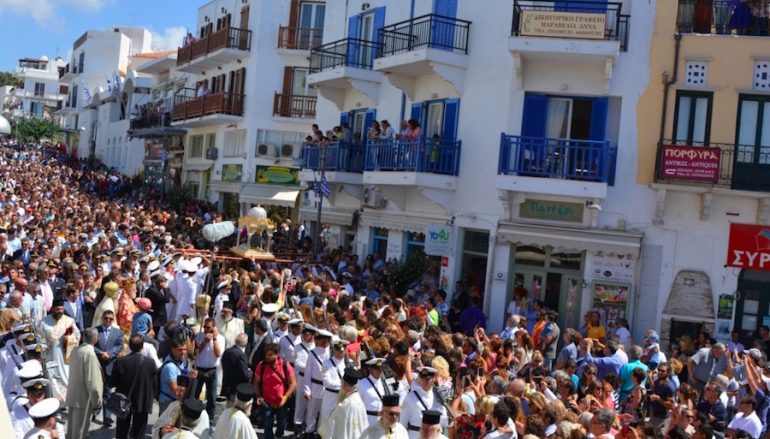 Χιλιάδες πιστοί υποκλίθηκαν στη Μεγαλόχαρη της Τήνου (ΦΩΤΟ)
