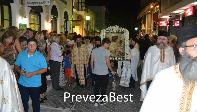 Πλήθος πιστών στον πανηγυρικό εσπερινό της Παναγίας των Ξένων στην Πρέβεζα (ΦΩΤΟ)