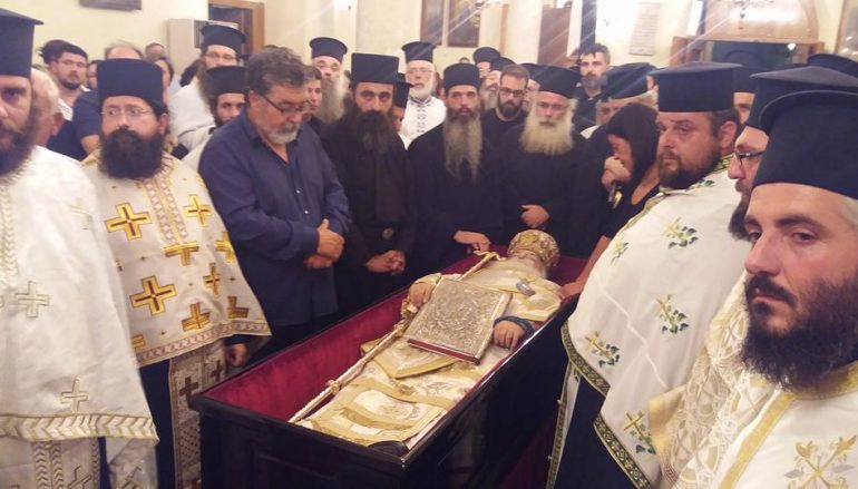 Σε λαϊκό προσκύνημα το σκήνωμα του μακαριστού Μητροπολίτη Ιεραπύτνης (ΦΩΤΟ-ΒΙΝΤΕΟ)