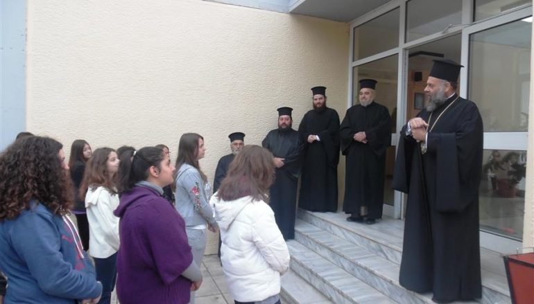 Ο Μητροπολίτης Θεσσαλιώτιδος κοντά στους μαθητές της Μητρόπολης (ΦΩΤΟ)
