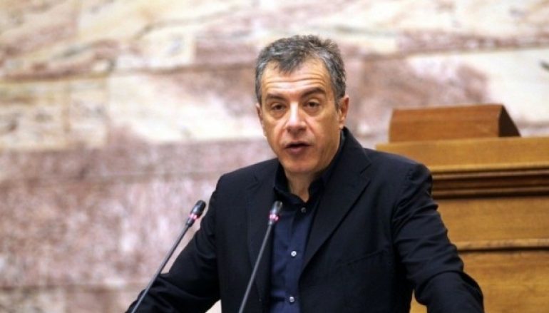 Θεοδωράκης: «Προσβολή για τη Δημοκρατία η νυχτερινή συνάντηση για τα Θρησκευτικά»