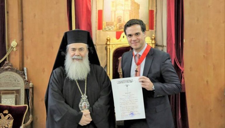Ο Πατριάρχης Ιεροσολύμων παρασημοφόρησε τον Έλληνα Πρέσβη (ΦΩΤΟ-ΒΙΝΤΕΟ)