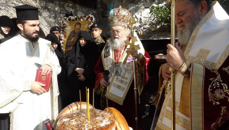 Δισαρχιερατική Θ. Λειτουργία στην Ι. Μονή Οσίου Παταπίου στην Ι. Μ. Κορίνθου (ΦΩΤΟ)