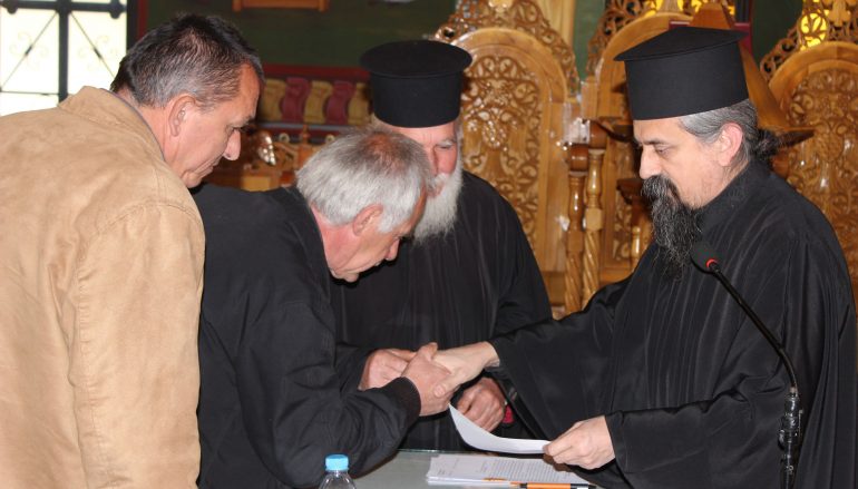 Ο Μητροπολίτης Καρπενησίου επέδωσε τους Διορισμούς των Εκκλ. Επιτρόπων (ΦΩΤΟ)