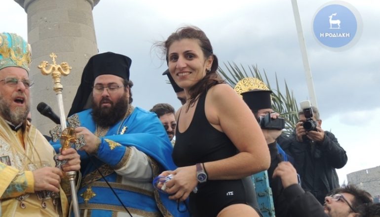 Γυναίκα έπιασε το Σταυρό στη Ρόδο (ΦΩΤΟ)