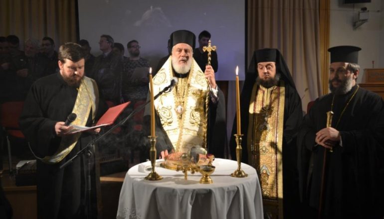 Σύρου Δωρόθεος: «Δεν χωράτε απόψε στην αίθουσα, χωράτε όμως όλοι στην καρδιά μου»