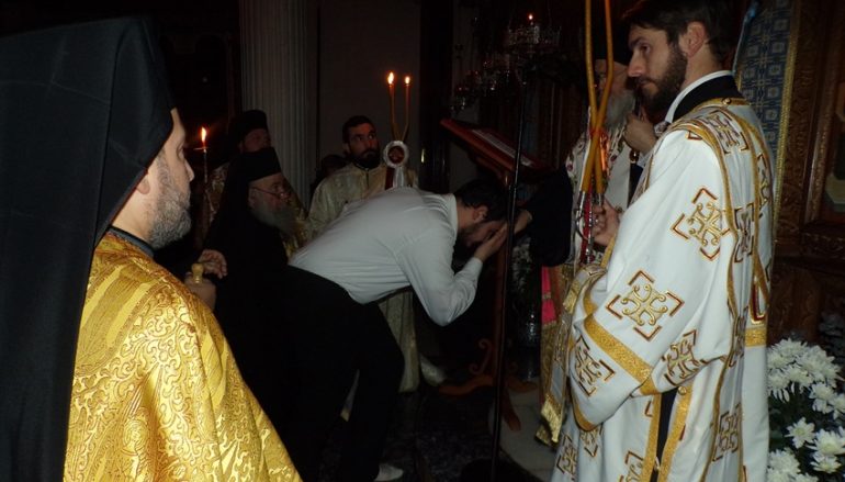 Κουρά μοναχού από τον Μητροπολίτη Κορίνθου (ΦΩΤΟ)