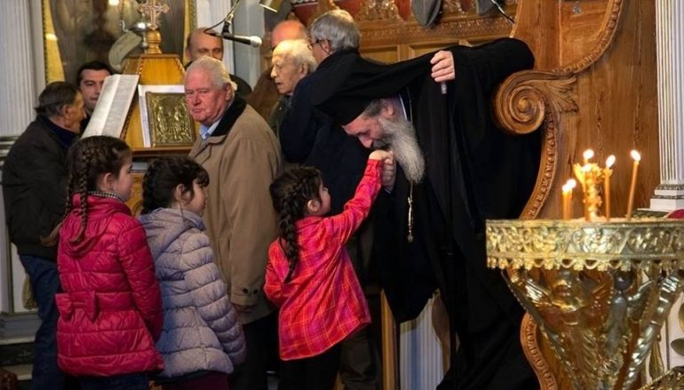 Χειροφίλημα ταπεινότητας από τον Μητροπολίτη Κεφαλληνίας (ΦΩΤΟ)