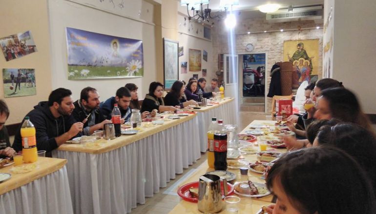 Οι νέοι στην Εκκλησία για την τσικνοπέμπτη (ΦΩΤΟ)