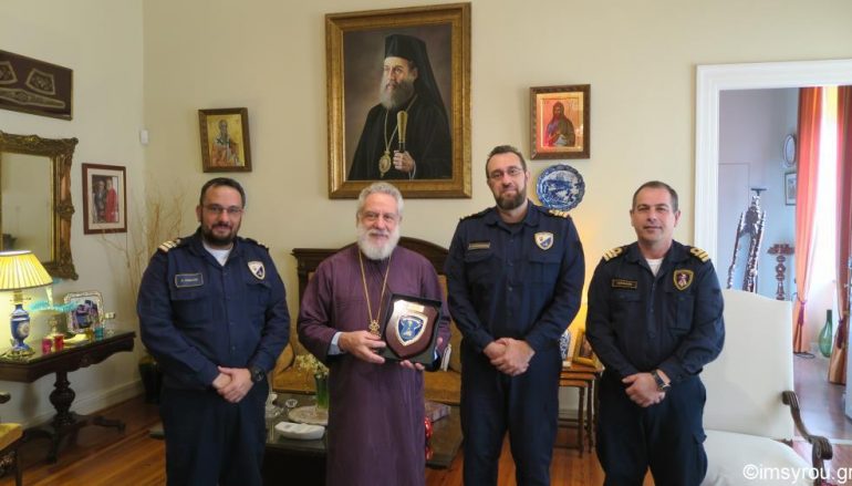 Αξιωματικοί του Πολεμικού Ναυτικού στον Μητροπολίτη Σύρου (ΦΩΤΟ)