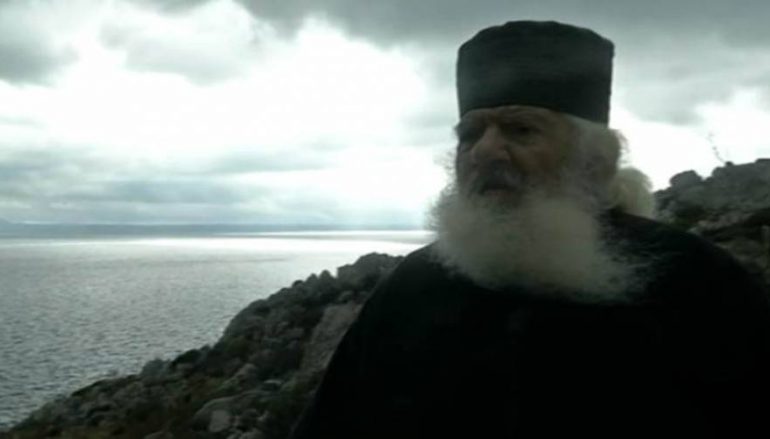 Κάλυμνος: Ιερομόναχος «φυλάει Θερμοπύλες» (ΒΙΝΤΕΟ)