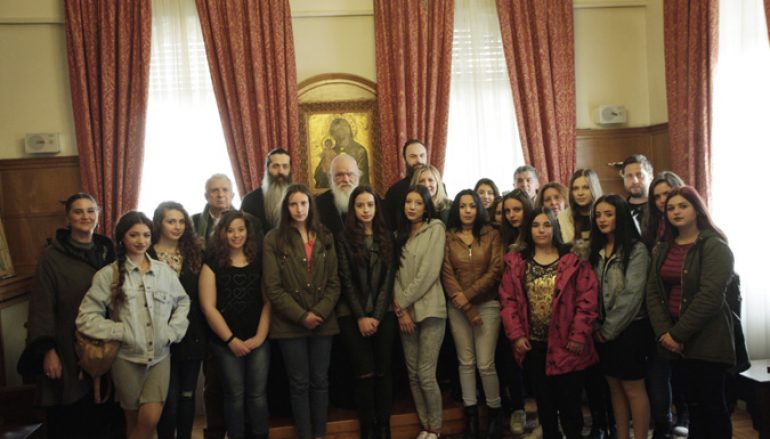 Στον Αρχιεπίσκοπο Ιερώνυμο μαθήτριες του Λυκείου Οινοφύτων (ΦΩΤΟ)