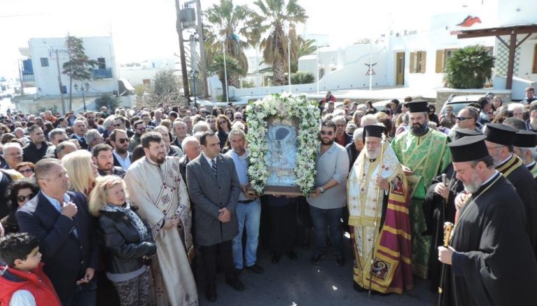 Ηλιόλουστη και ανθόεσσα η Μύκονος δέχθηκε την ευλογία της Παναγίας (ΦΩΤΟ)