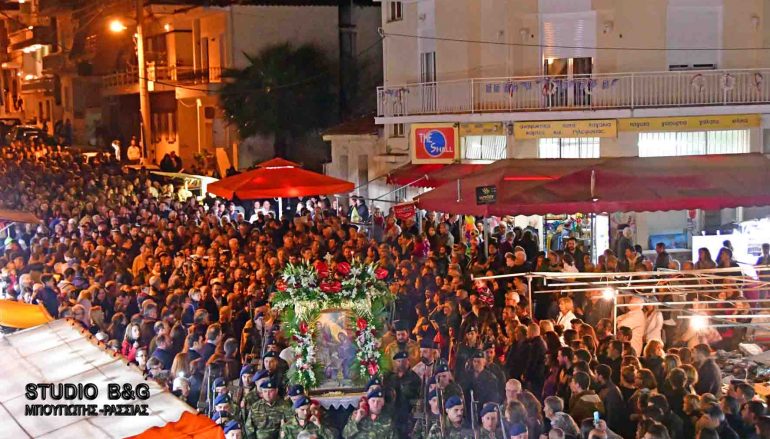 Χιλιάδες πιστοί στον πανηγυρίζοντα Ι. Ναό Ευαγγελιστρίας Ναυπλίου (ΦΩΤΟ – ΒΙΝΤΕΟ)