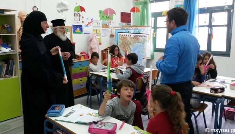 Η Ι. Μονή Ζωοδόχου Πηγής στη Σίκινο κοντά σε παιδιά (ΦΩΤΟ)