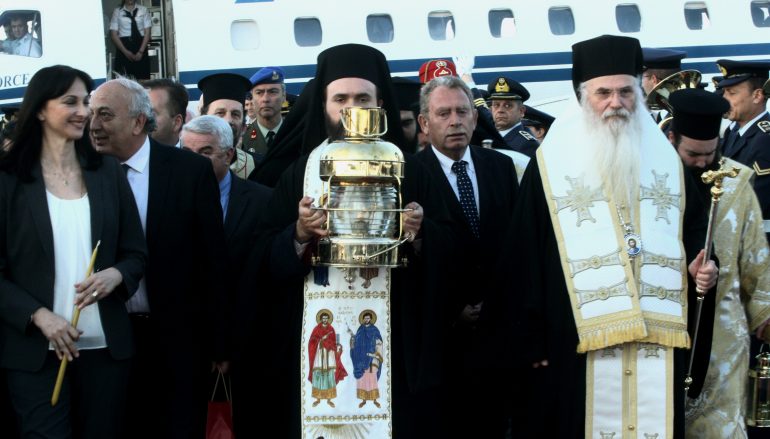 Το Άγιο Φως έφθασε στην Αθήνα – Υποδοχή με τιμές Αρχηγού Κράτους (ΒΙΝΤΕΟ)