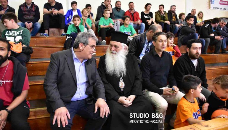 Ο Μητροπολίτης Αργολίδος σε τελικό αγώνα Basket (ΦΩΤΟ)