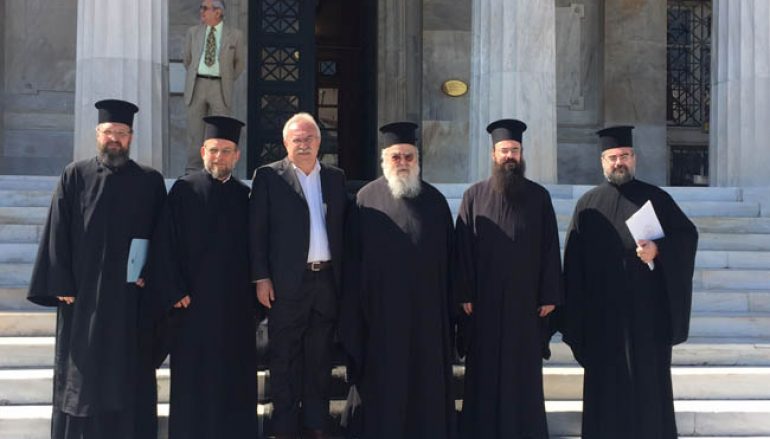 Εκπρόσωποι του Συνοδικού Γραφείου Προσκυν. Περιηγήσεων στη Βουλή των Ελλήνων