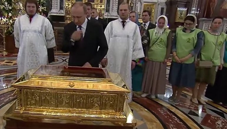 Ο Πούτιν προσκύνησε τα λείψανα του Αγ. Νικολάου (ΒΙΝΤΕΟ)