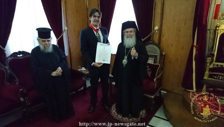 Ο Πατριάρχης Ιεροσολύμων παρασημοφόρησε τον Έλληνα Πρόξενο (ΦΩΤΟ)