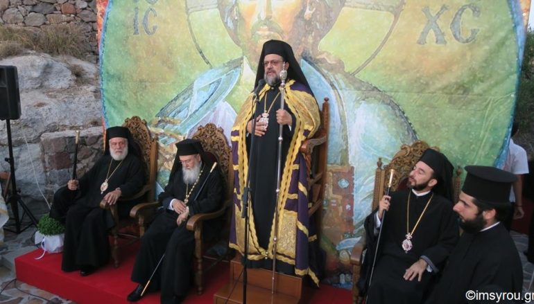 Εσπερινός στην ιερά νήσο Μήλο για τις Κατακόμβες (ΦΩΤΟ)