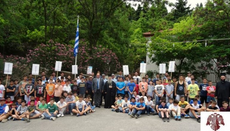 Ο Μητροπολίτης Σπάρτης τίμησε τον Τζ. Φιλιππάκο για την προσφορά του στις Κατασκηνώσεις
