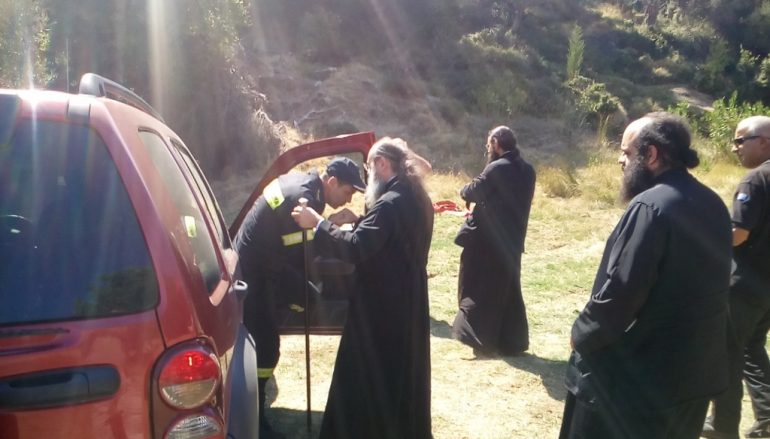 Ο Μητροπολίτης Πατρών στην πυρκαγιά πλησίον της Ι. Μ. Παναγίας Μαρίτσης (ΦΩΤΟ)