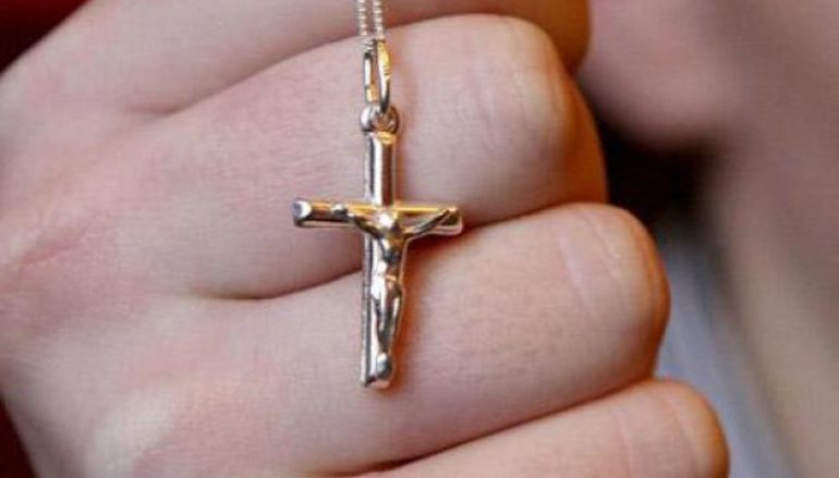 Στέλεχος του ΖΥΡΙΖΑ πέταξε εικόνες της Παναγίας στα σκουπίδια