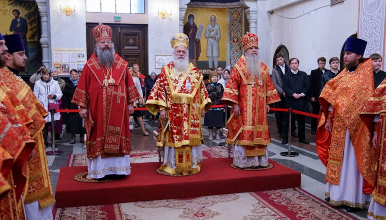 Θεία Λειτουργία στο Αικατερίνμπουργκ ενώπιον των λειψάνων του Αγίου Δημητρίου
