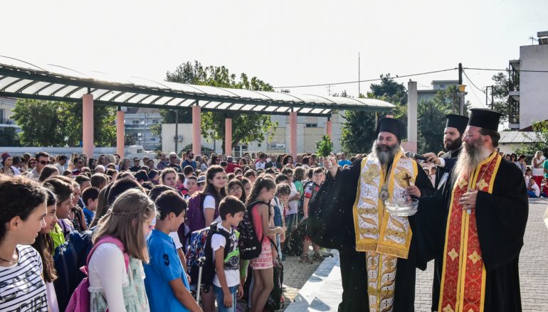 Αγιασμός σε σχολεία από τον Μητροπολίτη Λαγκαδά (ΦΩΤΟ)