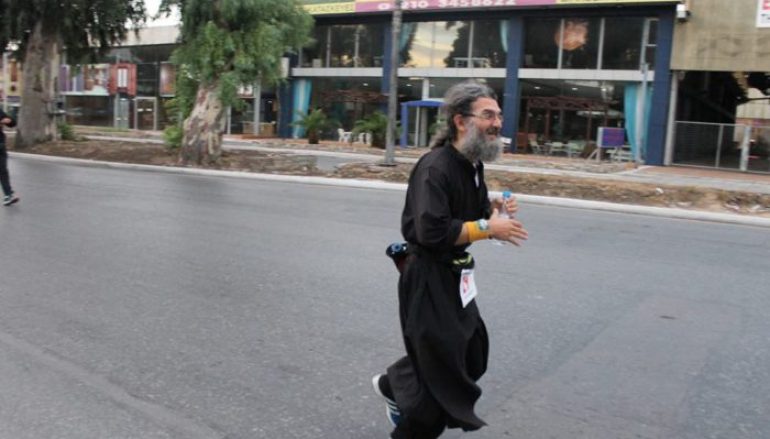 Ο πατήρ Θεόδωρος Περπερίδης έτρεξε και τερμάτισε το Σπάρταθλο (ΒΙΝΤΕΟ)