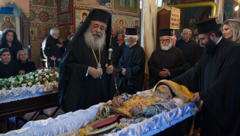 Η Εξόδιος ακολουθία των 3 μελών της Ιερατικής Οικογένειας (ΦΩΤΟ)