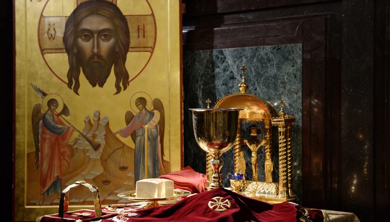 «Είδα να φουσκώνει το Άγιο Ποτήριο, να βγαίνουν σάρκες και αίμα μέσα από αυτό»