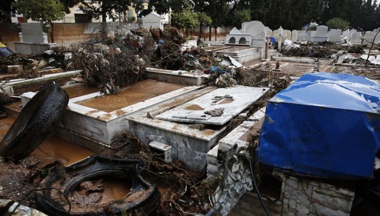 Μακάβριες εικόνες από το νεκροταφείο της Μάνδρας (ΦΩΤΟ)