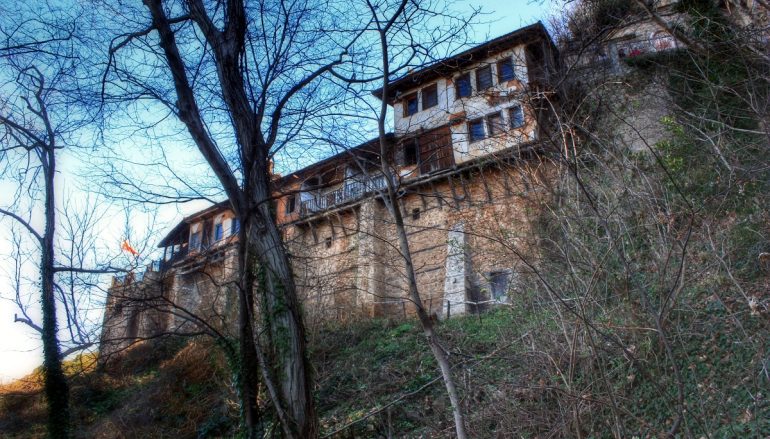 Βράχος έπεσε στην πτέρυγα των κελιών της Ι. Μ. Τιμίου Προδρόμου Βεροίας