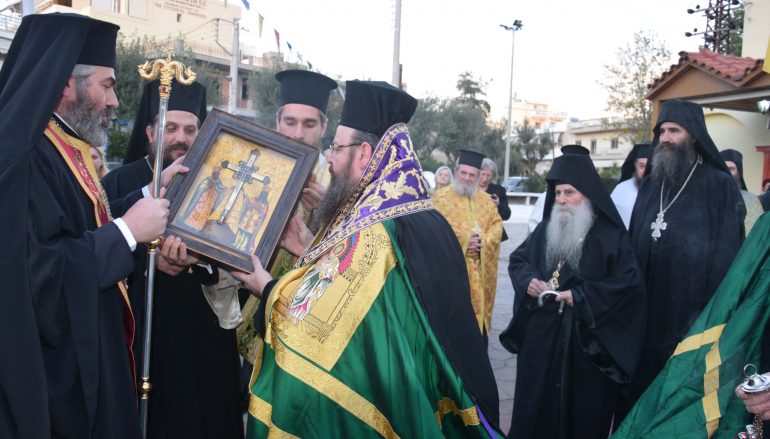 Πάνδημη υποδοχή του Τιμίου Ξύλου στην Ελευσίνα (ΦΩΤΟ)