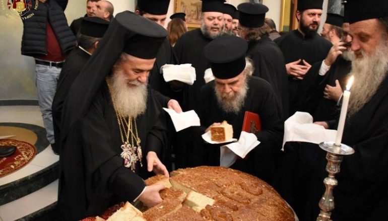 Ο Ιεροσολύμων Θεόφιλος έκοψε τη Βασιλόπιτα στο Πατριαρχείο (ΦΩΤΟ)
