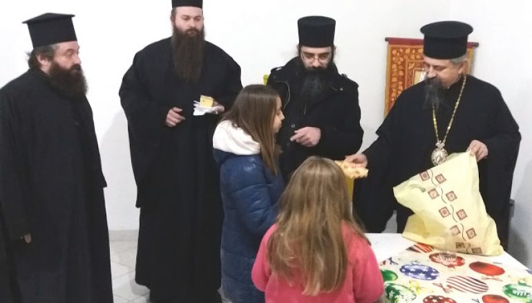Δώρα σε παιδιά μοίρασε ο Μητροπολίτης Καρπενησίου (ΦΩΤΟ)