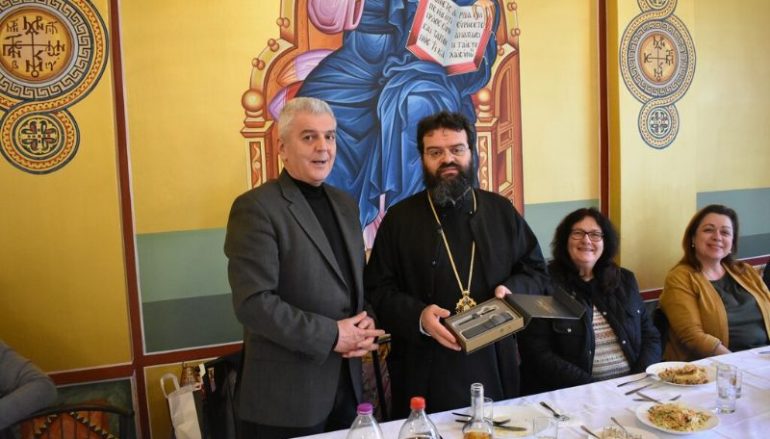 Γεύμα στους εργαζομένους στην καθαριότητα παρέθεσε η Ι. Μ. Μαρωνείας (ΦΩΤΟ)