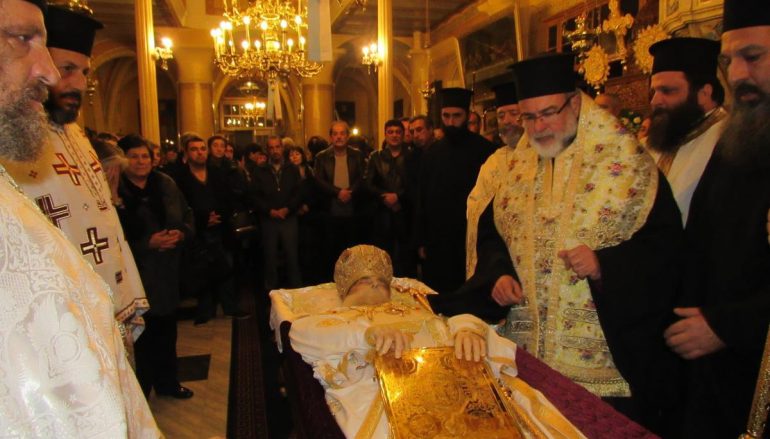 Σε λαϊκό προσκύνημα το σκήνωμα του Μητροπολίτη Σύμης Χρυσοστόμου (ΦΩΤΟ)