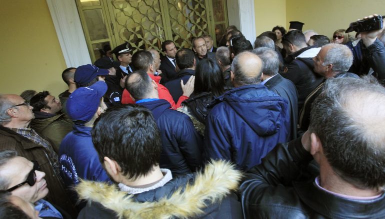 Δημοτικοί Σύμβουλοι Μάνης: «Καταδικάζουμε όσα συνέβησαν στο Συνοδικό Μέγαρο»